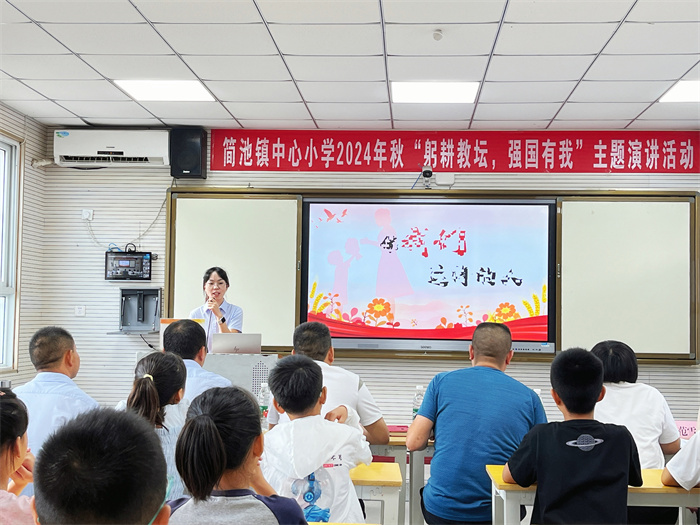 教师进行教育故事分享.jpg 教师进行教育故事分享.jpg