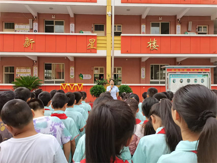 国旗下讲话.jpg 国旗下讲话.jpg