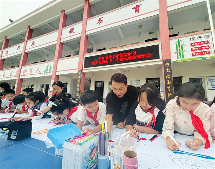 “祖国在我心中”迎国庆手绘长卷绘画活动1.jpg “祖国在我心中”迎国庆手绘长卷绘画活动1.jpg