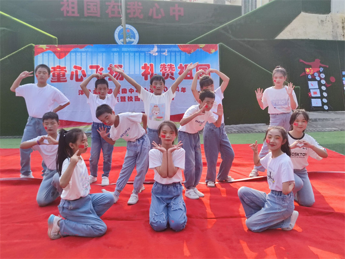 舞蹈表演.jpg 舞蹈表演.jpg