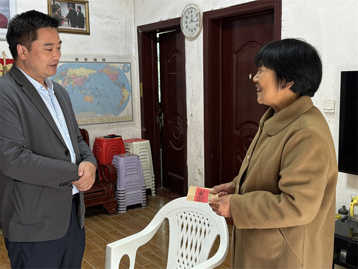 县委宣传部领导慰问陕西省道德模范程文玲.jpg 县委宣传部领导慰问陕西省道德模范程文玲.jpg