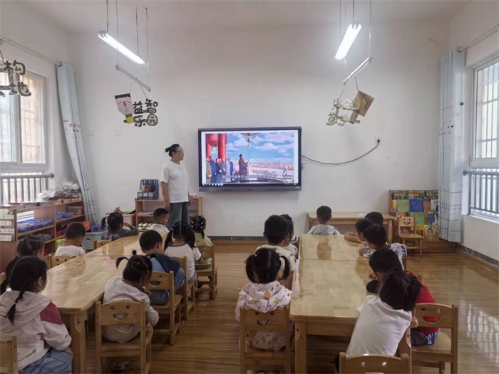 混龄班《老师讲解国庆节、国旗、国徽的含义及由来》.jpg 混龄班《老师讲解国庆节、国旗、国徽的含义及由来》.jpg