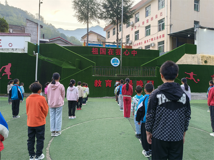 国旗下讲话.jpg 国旗下讲话.jpg