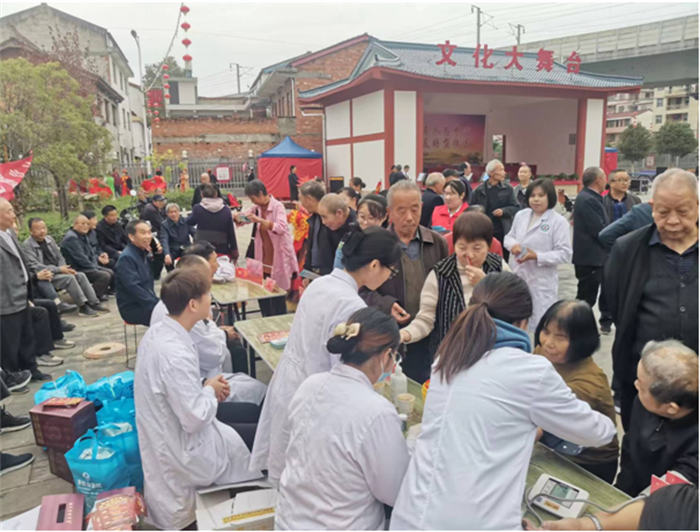 洋县医务志愿者在北街社区为老年群众义诊.png 洋县医务志愿者在北街社区为老年群众义诊.png