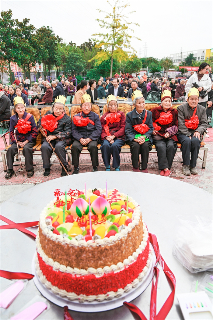 洋县磨子桥社区为老人举办集体生日宴会.jpg 洋县磨子桥社区为老人举办集体生日宴会.jpg