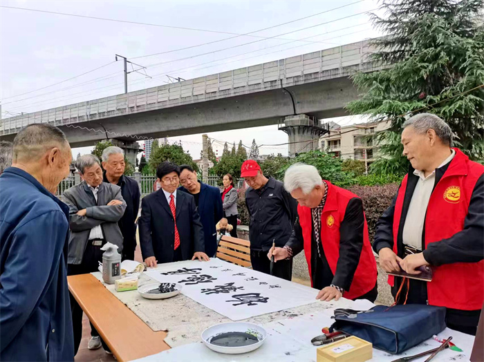 洋县书法家志愿者为老人赠写书法作品2.jpg 洋县书法家志愿者为老人赠写书法作品2.jpg