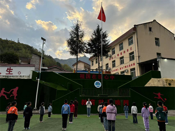 国旗下讲话.jpg 国旗下讲话.jpg