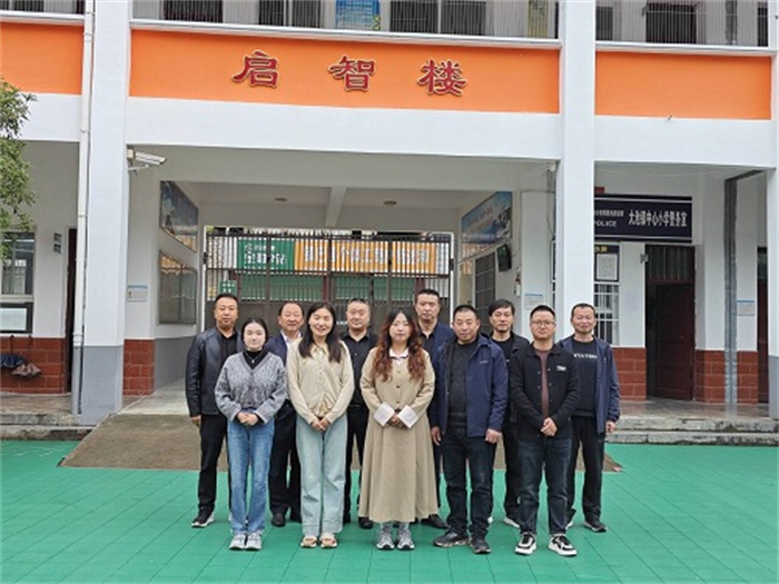 大池小学合影留念.jpg 大池小学合影留念.jpg