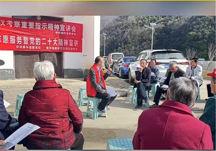 党校副校长邓少华在廻龙寺村为村民宣讲惠农政策.png 党校副校长邓少华在廻龙寺村为村民宣讲惠农政策.png