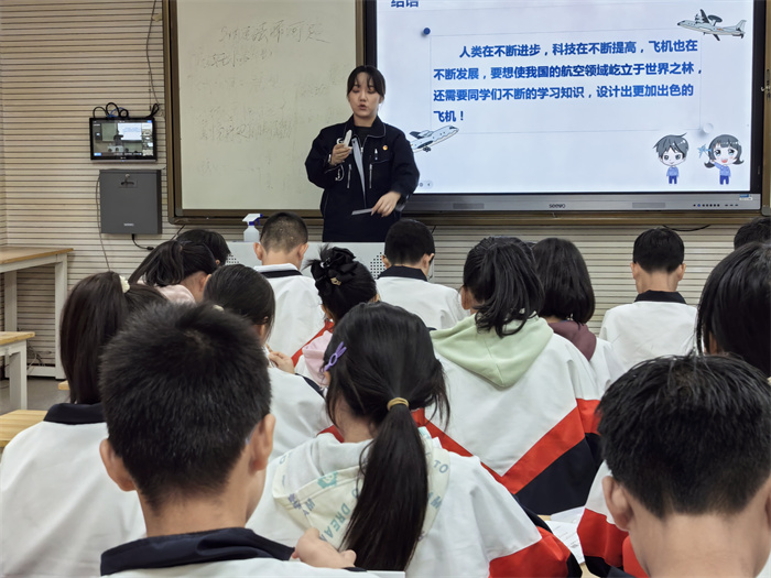 宣讲团老师为同学们做航空知识讲座.jpg 宣讲团老师为同学们做航空知识讲座.jpg