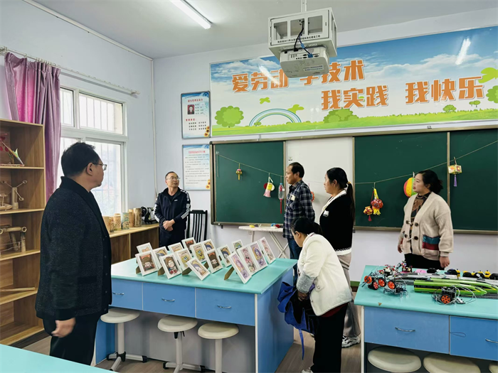 家委会成员参观学校功能部室、听取部室使用和延时服务、社团活动开展情况汇报.png 家委会成员参观学校功能部室、听取部室使用和延时服务、社团活动开展情况汇报.png