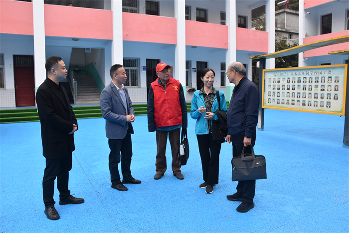 陪同参观青水小学.jpg 陪同参观青水小学.jpg