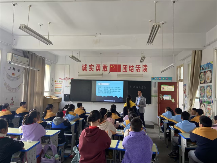秦发刚老师上五年级道德与法治课《主动拒绝烟酒与毒品》.jpg 秦发刚老师上五年级道德与法治课《主动拒绝烟酒与毒品》.jpg