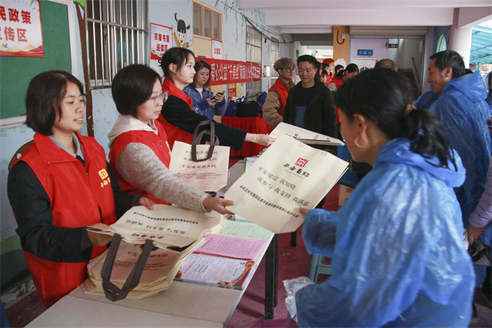 发放宣传资料.jpg 发放宣传资料.jpg