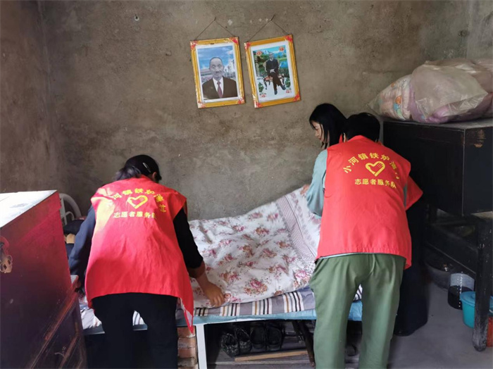 为留守老人整理床铺1.jpg 为留守老人整理床铺1.jpg