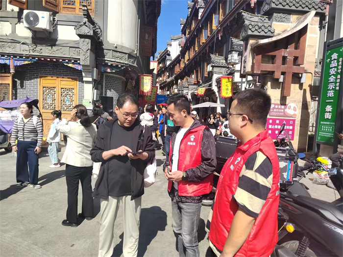 志愿者为游客提供咨询服务 (资料图片).jpg 志愿者为游客提供咨询服务 (资料图片).jpg