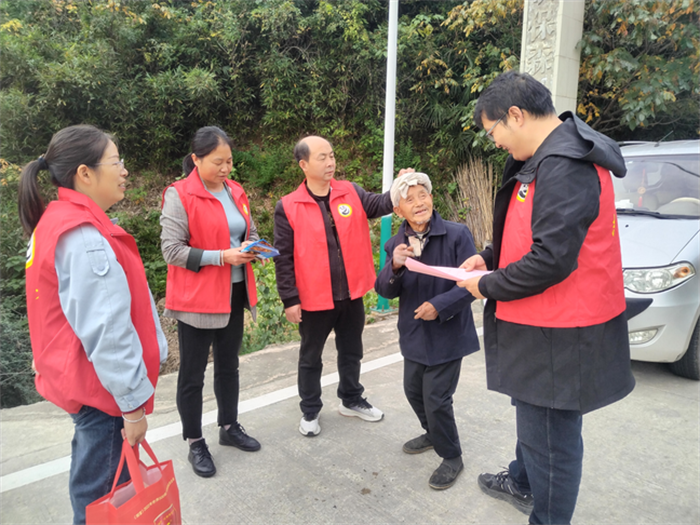 采取“送餐+点餐+配餐”的模式抓实理论宣讲,根据群众反馈,开展养老保险、低保知识、移风易俗宣传。.png 采取“送餐+点餐+配餐”的模式抓实理论宣讲,根据群众反馈,开展养老保险、低保知识、移风易俗宣传。.png