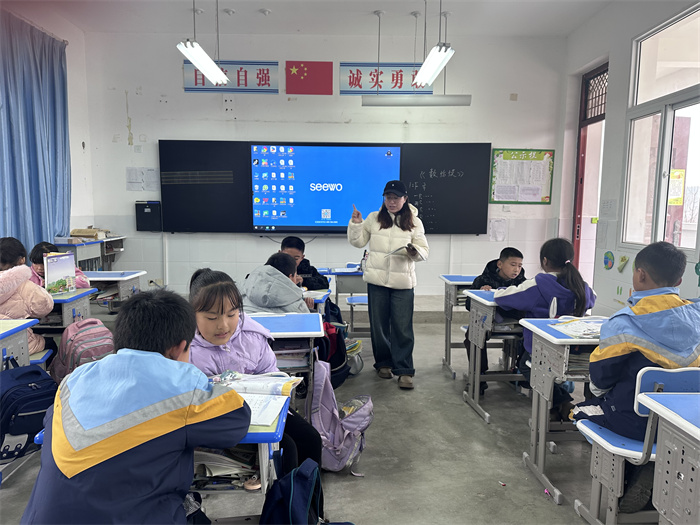 专职音乐教师到沙河镇苦竹小学走教.jpg 专职音乐教师到沙河镇苦竹小学走教.jpg