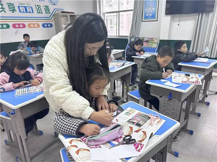 专职美术教师到沙河镇苦竹小学走教2.jpg 专职美术教师到沙河镇苦竹小学走教2.jpg