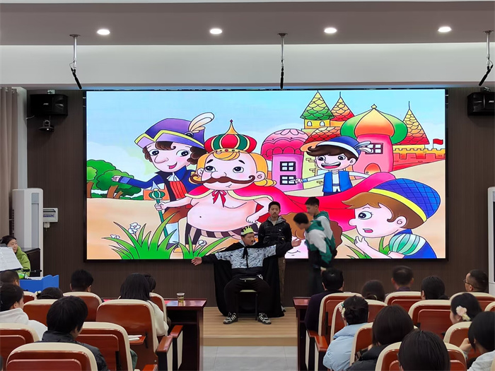 七(1)班表演课本剧《皇帝的新装》.jpg 七(1)班表演课本剧《皇帝的新装》.jpg