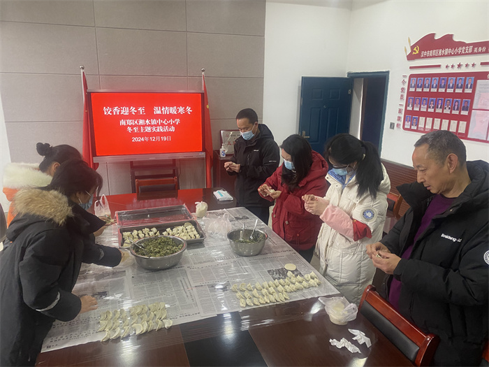 老师给孩子们包饺子.jpg 老师给孩子们包饺子.jpg