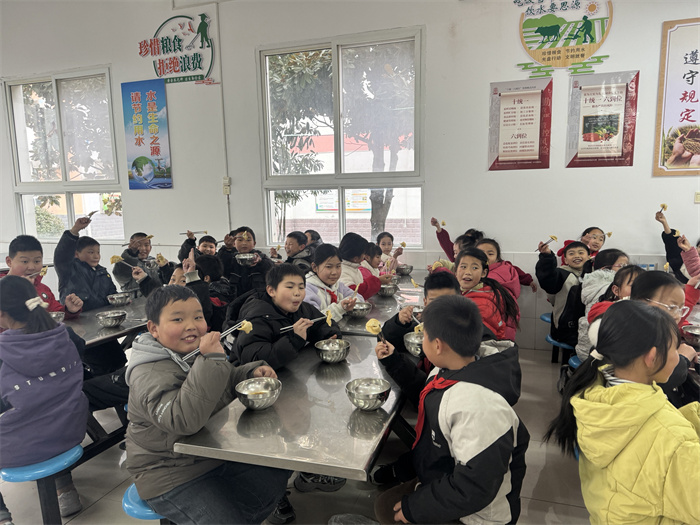 品尝亲手包的饺子.jpg 品尝亲手包的饺子.jpg