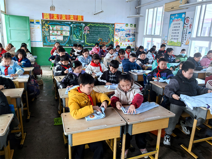 四年级 叠衣服我最行.jpg 四年级 叠衣服我最行.jpg