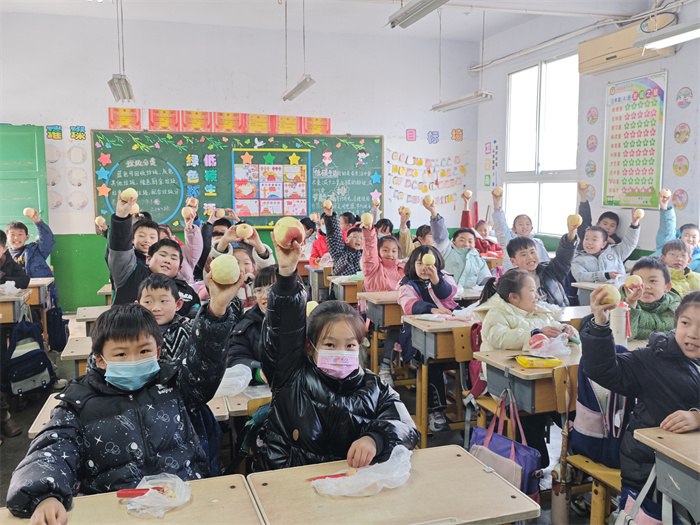 三年级 削苹果我最巧.jpg 三年级 削苹果我最巧.jpg