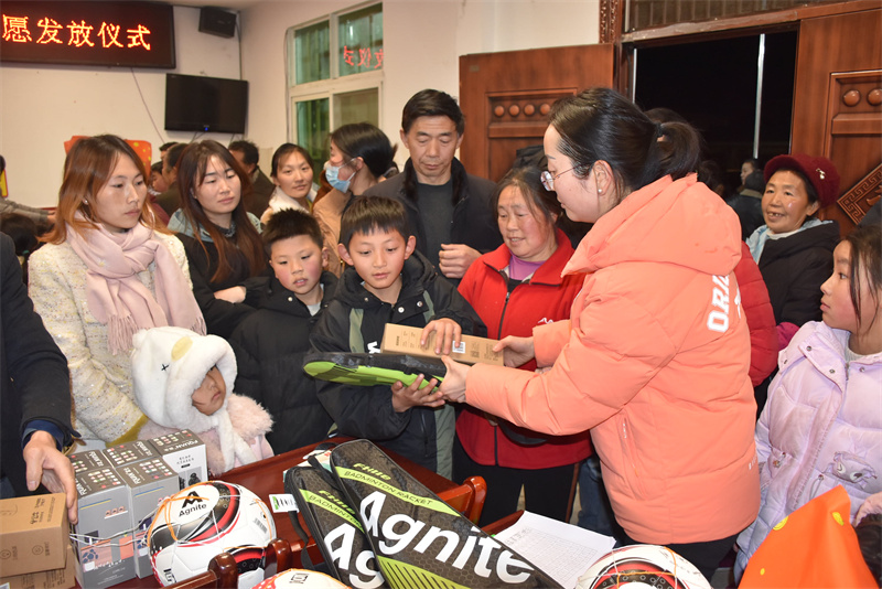 给儿童发放礼品.jpg 给儿童发放礼品.jpg