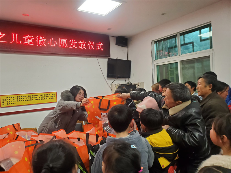 镇人大主席给孩子发放礼品.jpg 镇人大主席给孩子发放礼品.jpg