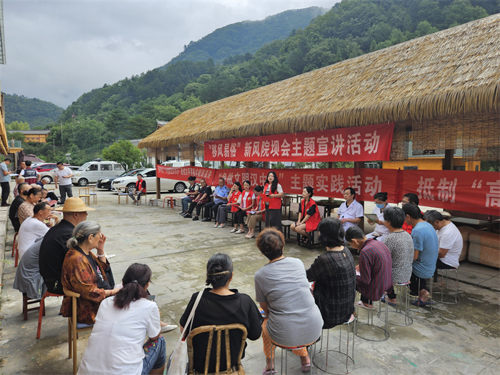 在沙窝村开展理论宣讲暨“新风院坝会”.jpg 在沙窝村开展理论宣讲暨“新风院坝会”.jpg