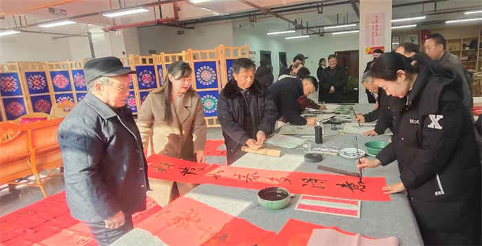 县美术家协会会员在写春联。黎德华 摄.jpg 县美术家协会会员在写春联。黎德华 摄.jpg