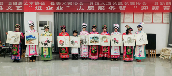 县美术家协会为县羌州绣娘文化有限公司赠送了年画。黎德华 摄.jpg 县美术家协会为县羌州绣娘文化有限公司赠送了年画。黎德华 摄.jpg
