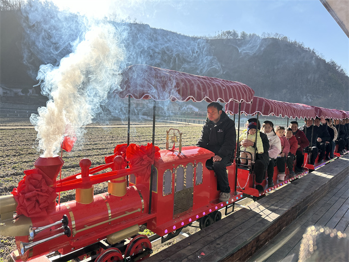 随着一声汽笛响起,陈家坝镇鲟游佛坪“熊猫号”小火车正式通车(拍摄:范玲).jpg 随着一声汽笛响起,陈家坝镇鲟游佛坪“熊猫号”小火车正式通车(拍摄:范玲).jpg