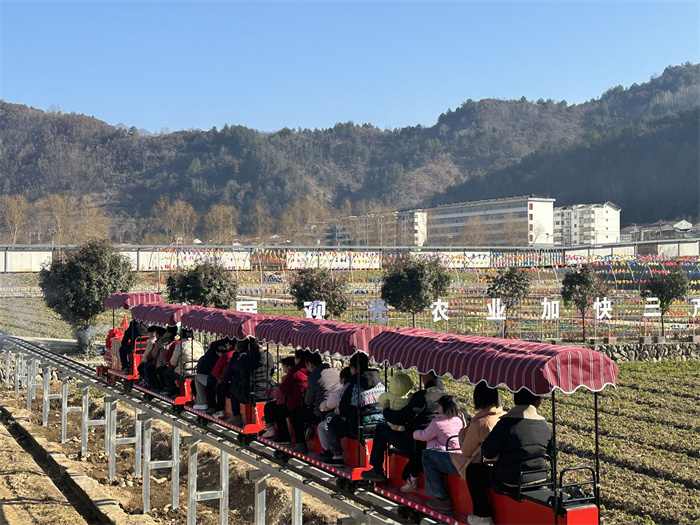 小火车悠悠前行,游客们坐在座位上,晒着冬日暖阳、欣赏着别样风景。(拍摄:陈若思).jpg 小火车悠悠前行,游客们坐在座位上,晒着冬日暖阳、欣赏着别样风景。(拍摄:陈若思).jpg