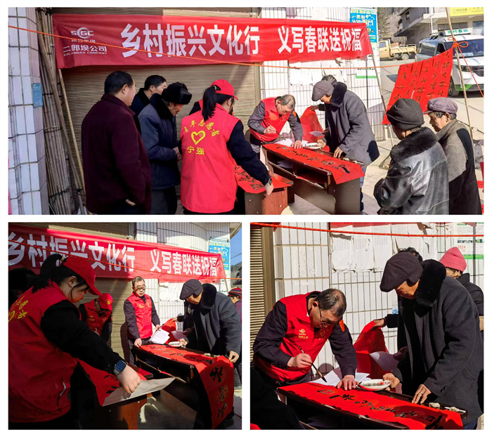 志愿者现场为村民写春联送“福”字.jpg 志愿者现场为村民写春联送“福”字.jpg