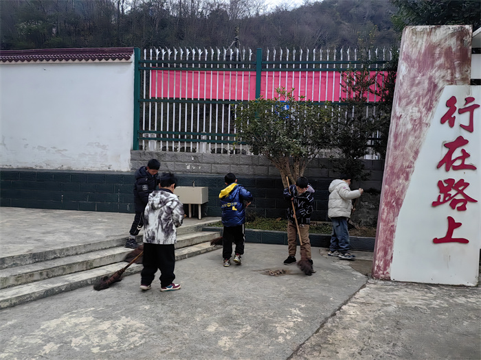 孩子们清扫校园.jpg 孩子们清扫校园.jpg