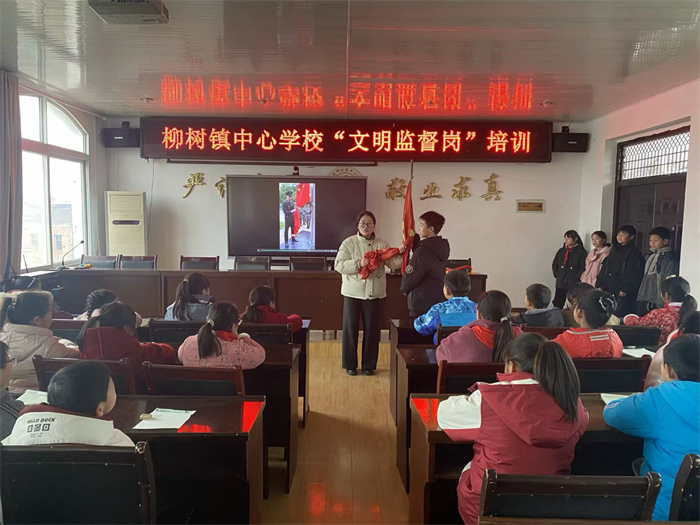 少队辅导员讲解示范升旗的规范流程.png 少队辅导员讲解示范升旗的规范流程.png