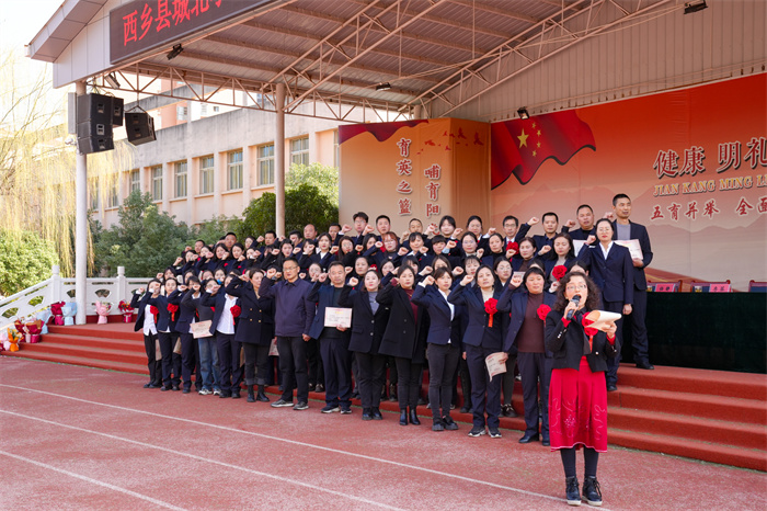 获奖教师宣誓.jpg 获奖教师宣誓.jpg