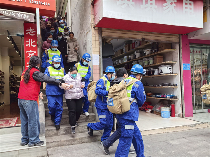转移地灾点群众.jpg 转移地灾点群众.jpg