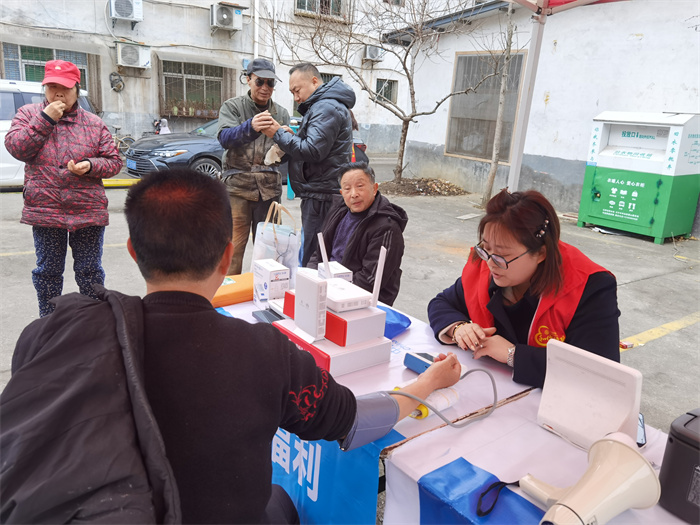 志愿者在为居民测量血压.jpg 志愿者在为居民测量血压.jpg