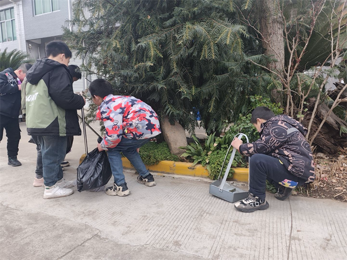 四年级学生正在清理绿化带.png 四年级学生正在清理绿化带.png