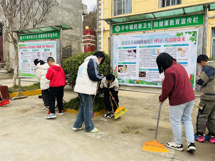 六年级学生正在清理路面落叶.jpg 六年级学生正在清理路面落叶.jpg
