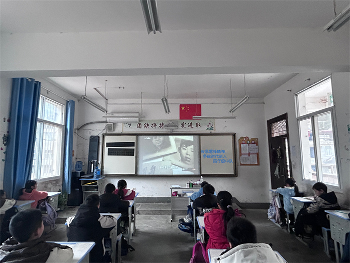 观看雷锋事迹.jpg 观看雷锋事迹.jpg