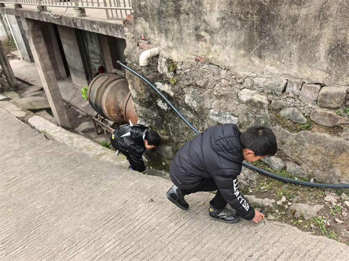 清扫村道,捡拾垃圾.jpg 清扫村道,捡拾垃圾.jpg