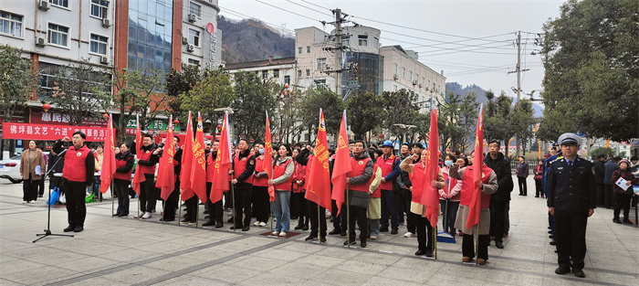 志愿者共同宣誓承诺践行雷锋精神.jpg 志愿者共同宣誓承诺践行雷锋精神.jpg