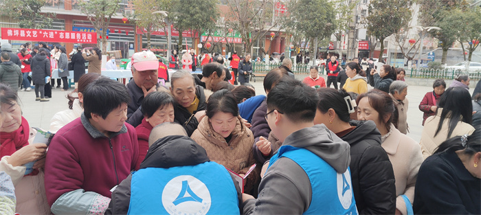为群众提供就业咨询服务.jpg 为群众提供就业咨询服务.jpg