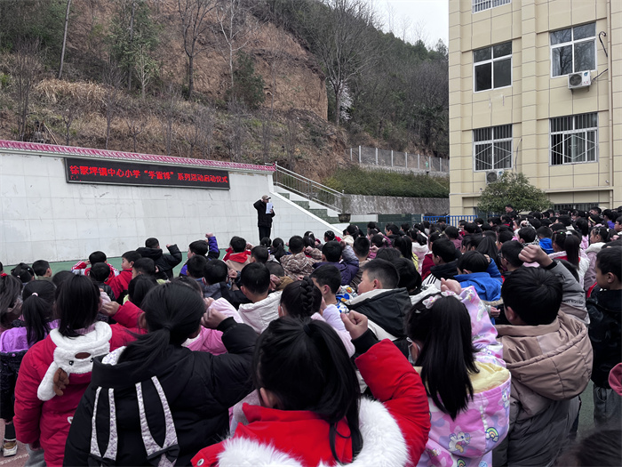 少先队大队辅导员李星河带领学生宣誓.jpg 少先队大队辅导员李星河带领学生宣誓.jpg