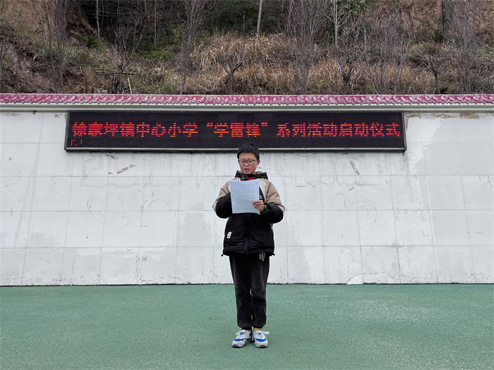 学生罗敬恒国旗下讲故事.jpg 学生罗敬恒国旗下讲故事.jpg