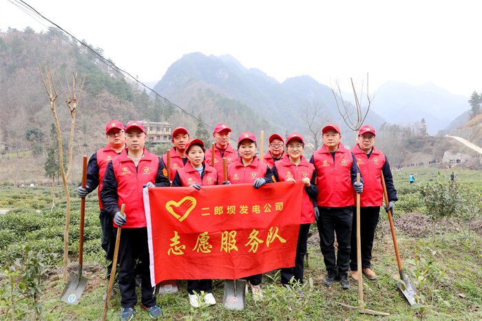 活动合影.jpg 活动合影.jpg